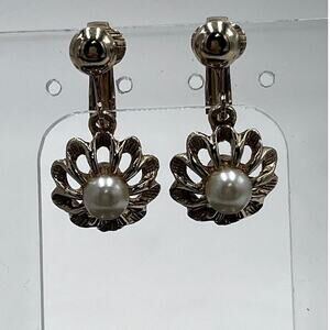 Avon Vintage Faux White Pearl Flower Drop Dangle Gold‎ Tone Clip On Earrings